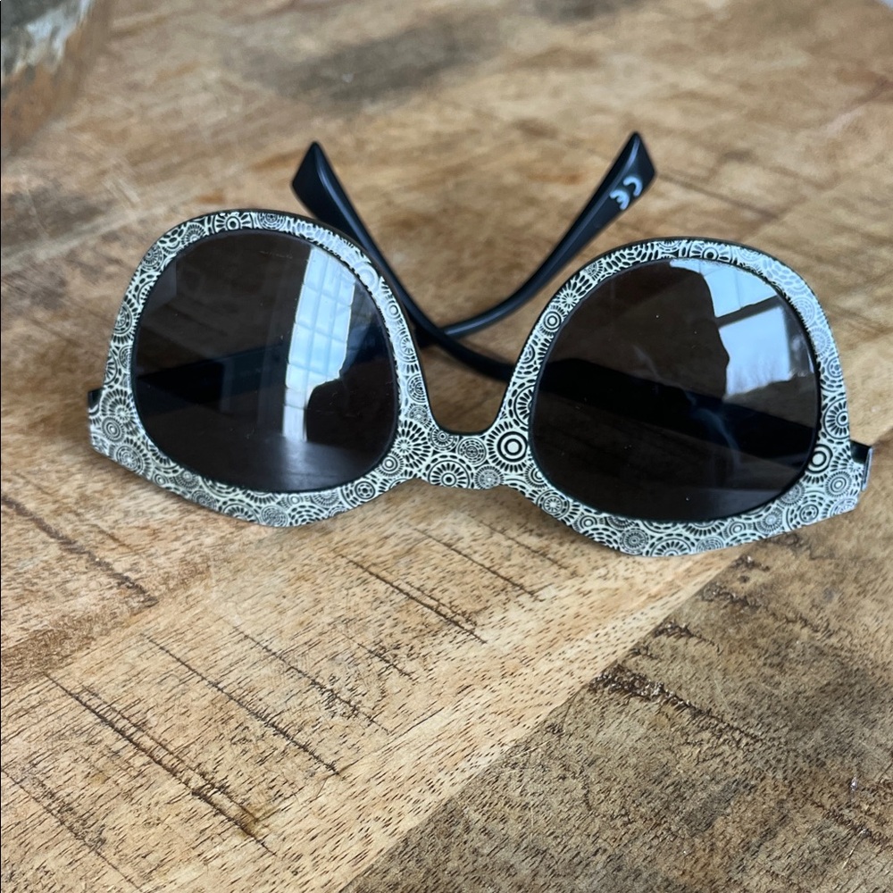 Stylish Black Patterned Sunglasses - image 2